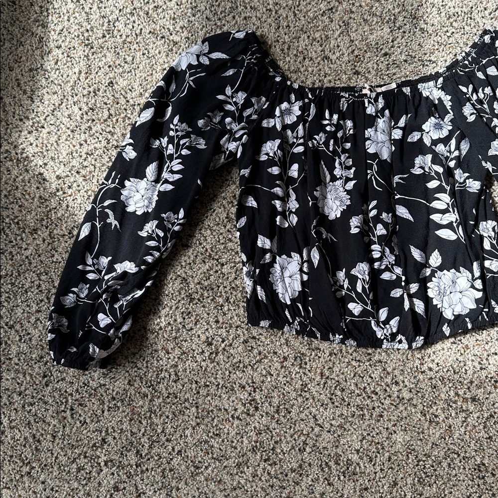Small Top 🖤 - Picture 2 of 4